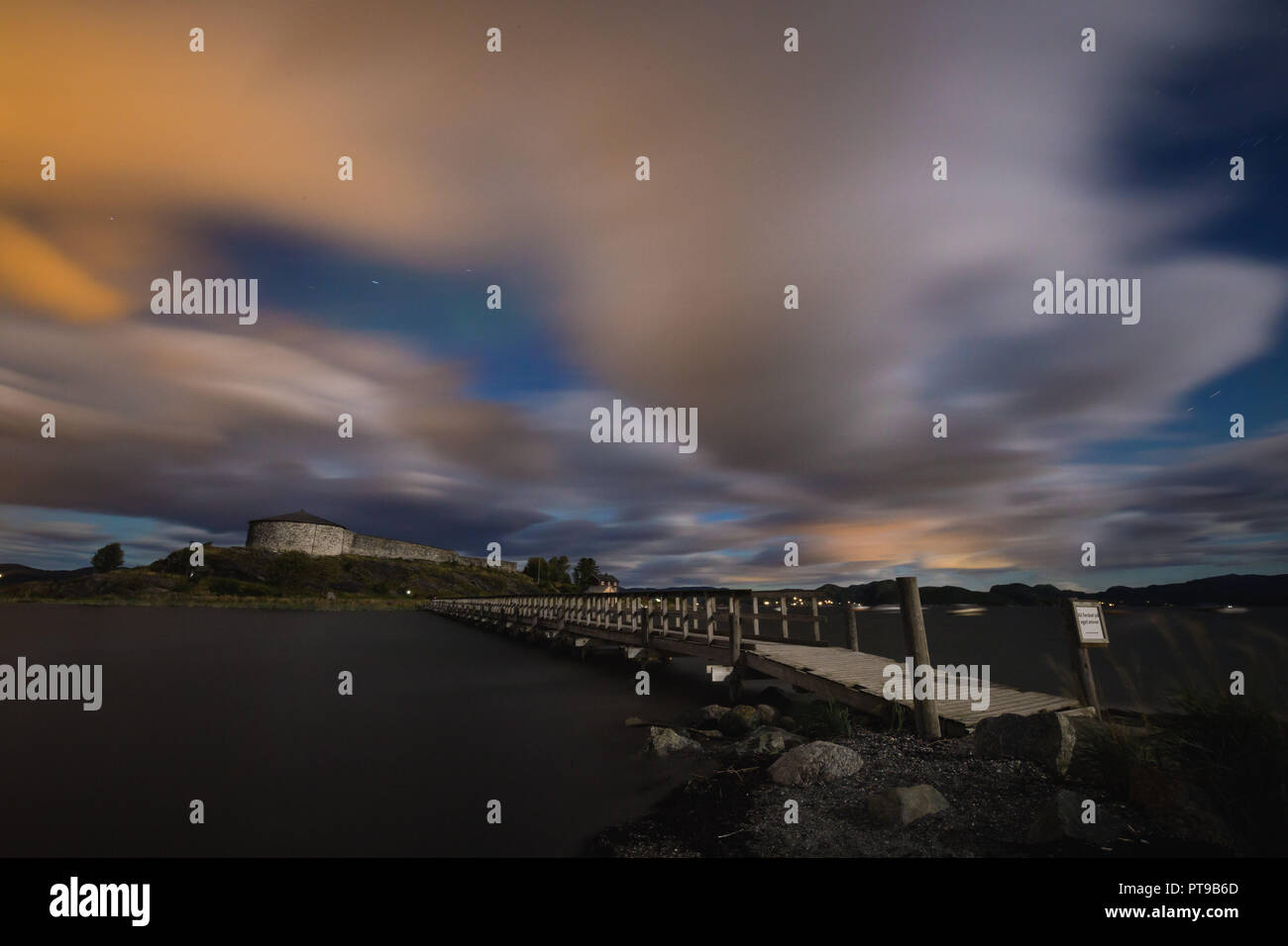 Nachthimmel mit Aurora und Wolken über Steinvikholmen Schloss, in der Nähe von Skatval Stjørdal, Norwegen. Stockfoto