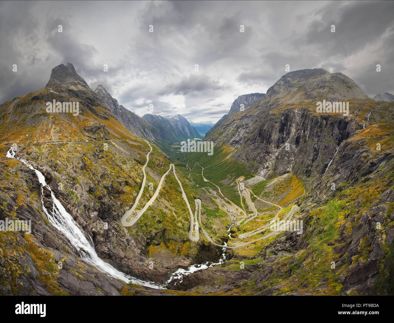 Berühmte Trollstigen hoch in den Romsdal Berge. Panoramablick auf das Tal, den Wasserfall Stigfossen Isterdalen und der Straße. Stockfoto