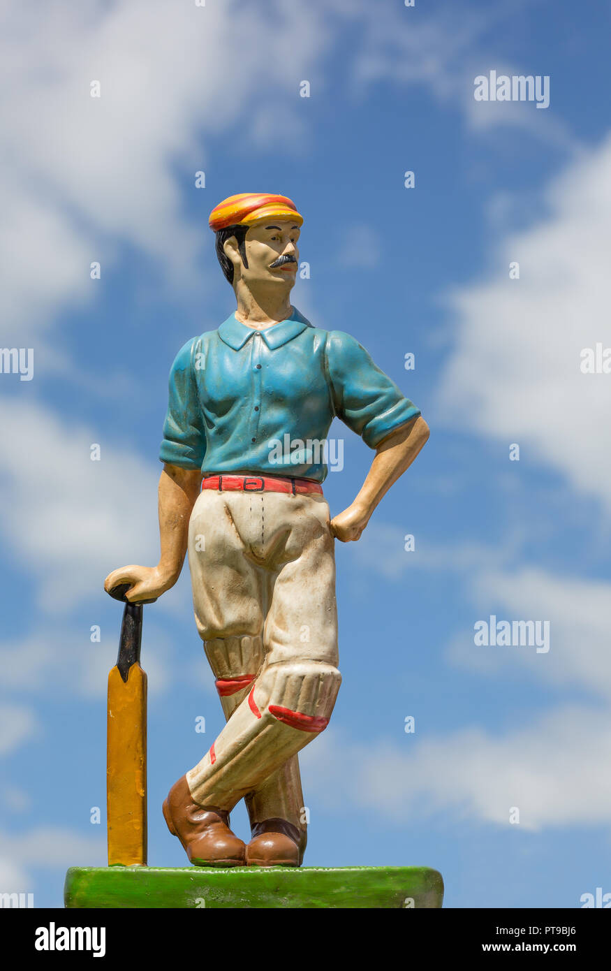 Detaillierte, portrait Nahaufnahme von Vintage cricketer Ornament gegen den blauen Himmel Hintergrund. Stockfoto