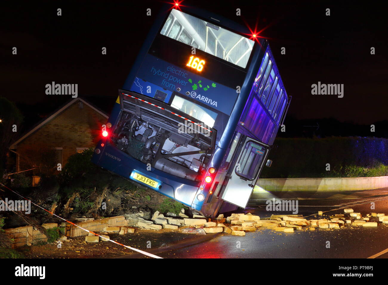 Der Bus stürzt in eine Wand in Kippax, Leeds. West Yorkshire. UK. Stockfoto