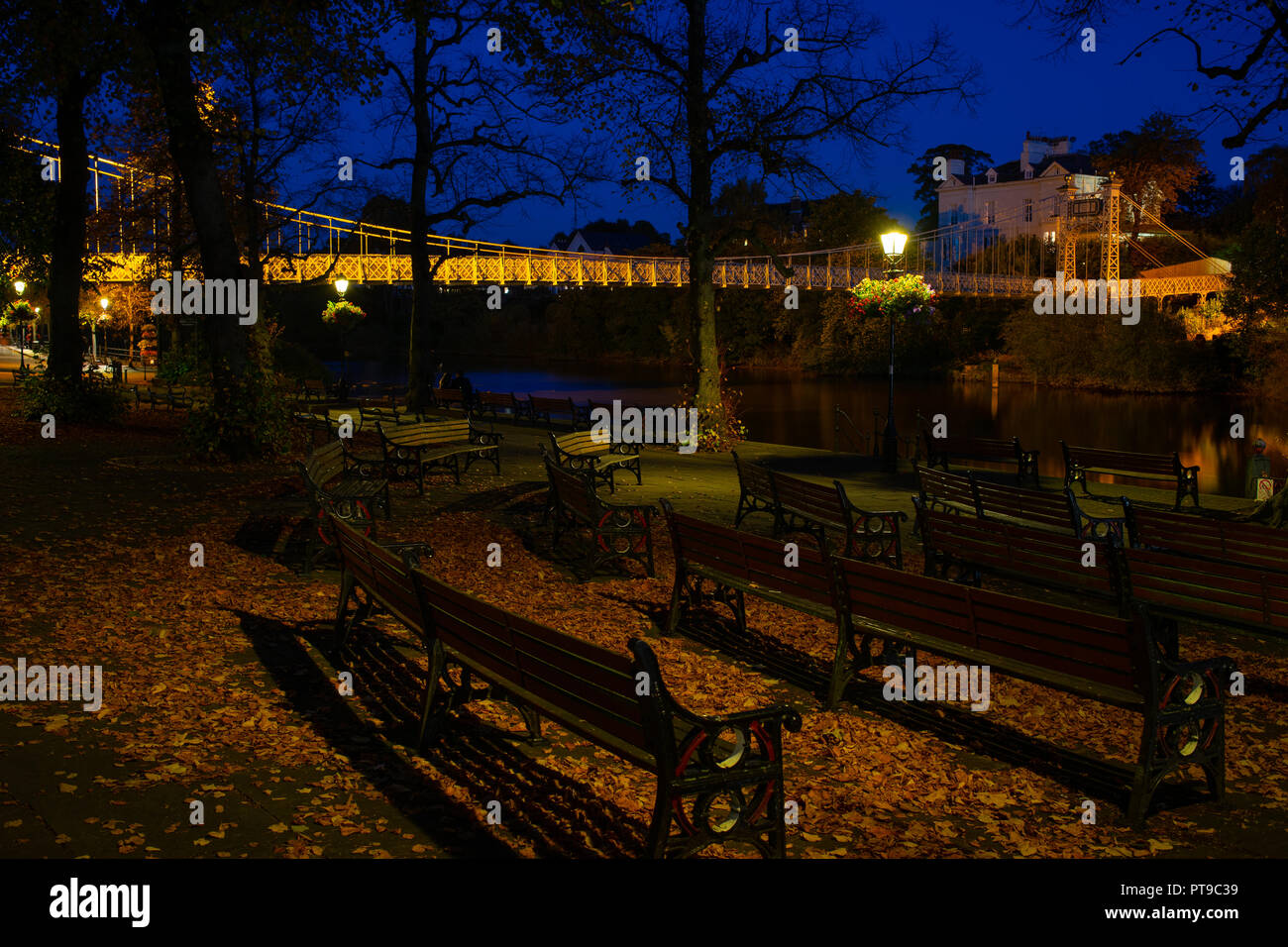 Queens Park Brücke, den Fluss Dee in Chester, im Herbst. Bild im Oktober 2018 übernommen. Stockfoto