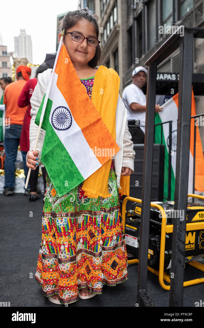 Ein teenager-indischen American Girl mit der Flagge von Indien Indien Day Parade 2018 in New York City. Stockfoto