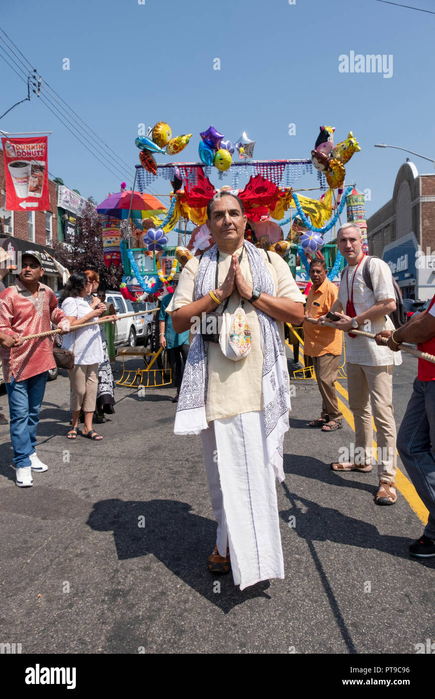 Portrait eines bedeutenden hinduistischen Mann an der Queens, New York, rathayatra Parade marschieren. Stockfoto