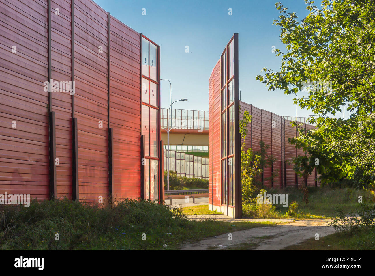 Schallabsorbierende Bilder entlang der Autobahn. Gestell aus Metall mit Glas und rot gefüllt-absorbierenden Verkleidungen. Moderne Technologie in Warschau, Polen. Stockfoto