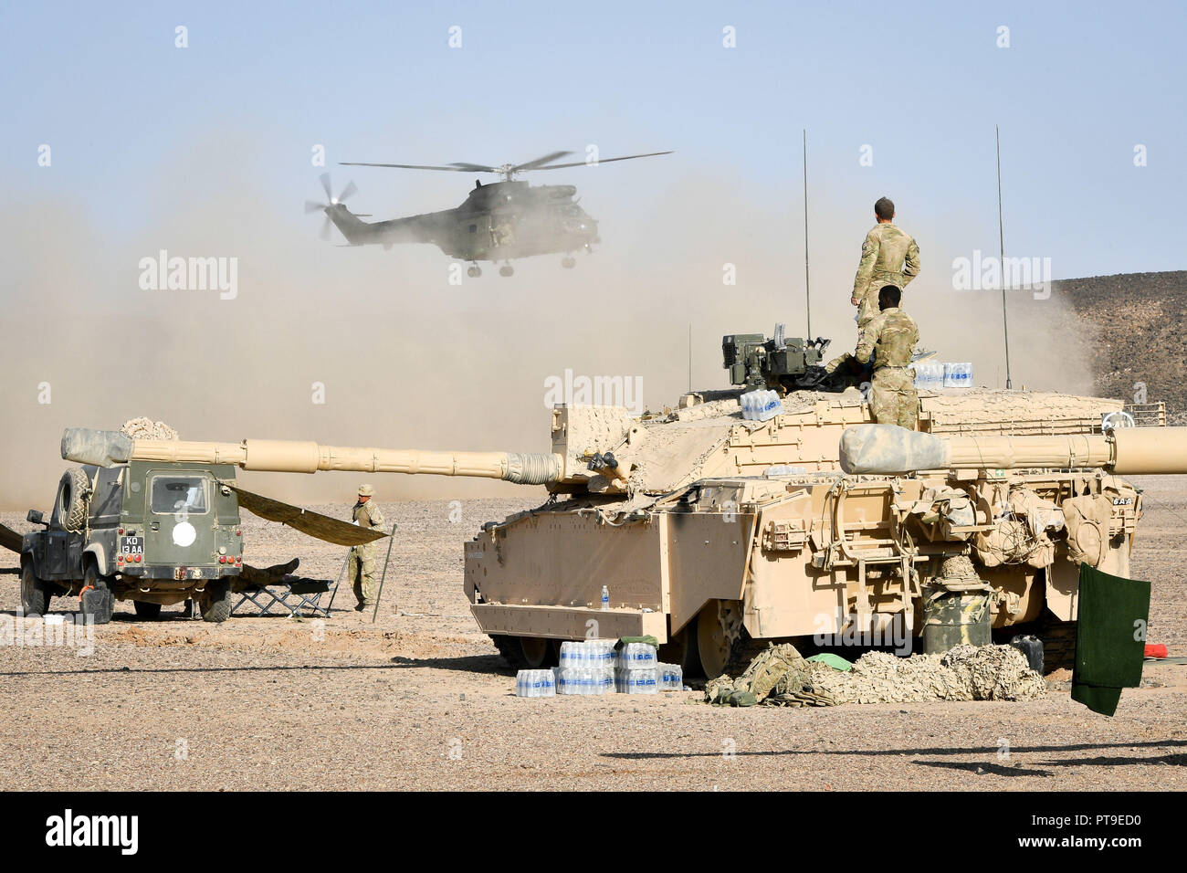 Ein Puma nimmt hinter einem Challenger II Kampfpanzer im Oman Wüste, wo Britische Kräfte sind in einem Monat - lange Übung, Saif Sareea 3. Stockfoto