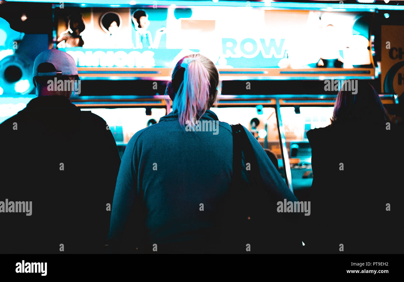 Die drei unteren Klasse Bewohner in einer Unterhaltung zu verspielen Geld in Matlock in einem blauen depressive Thema Stockfoto