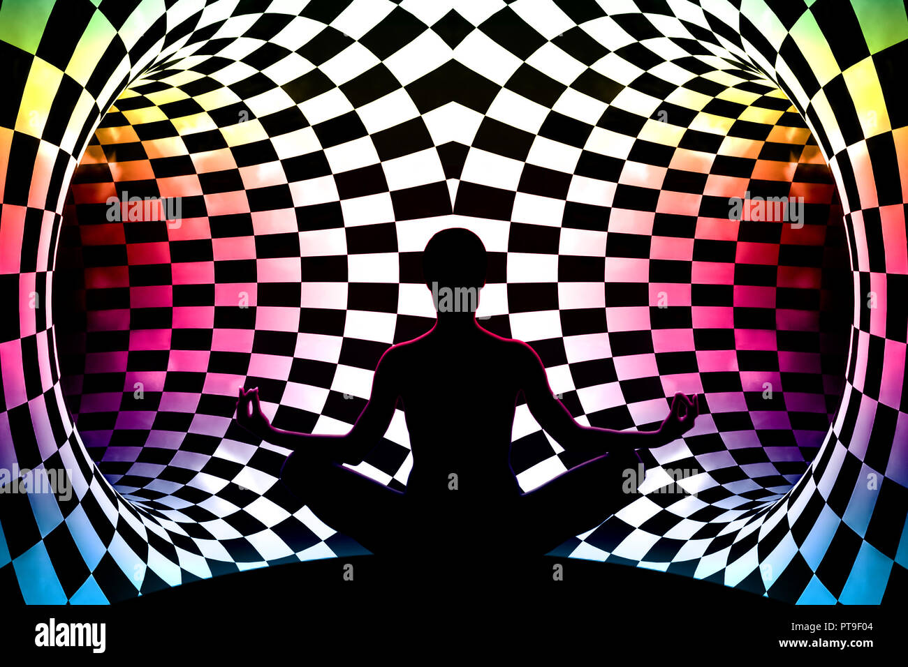 Weibliche yoga Abbildung vor zwei bunten Tunnel vor der Entscheidung, welches ist die richtige Wahl. Stockfoto