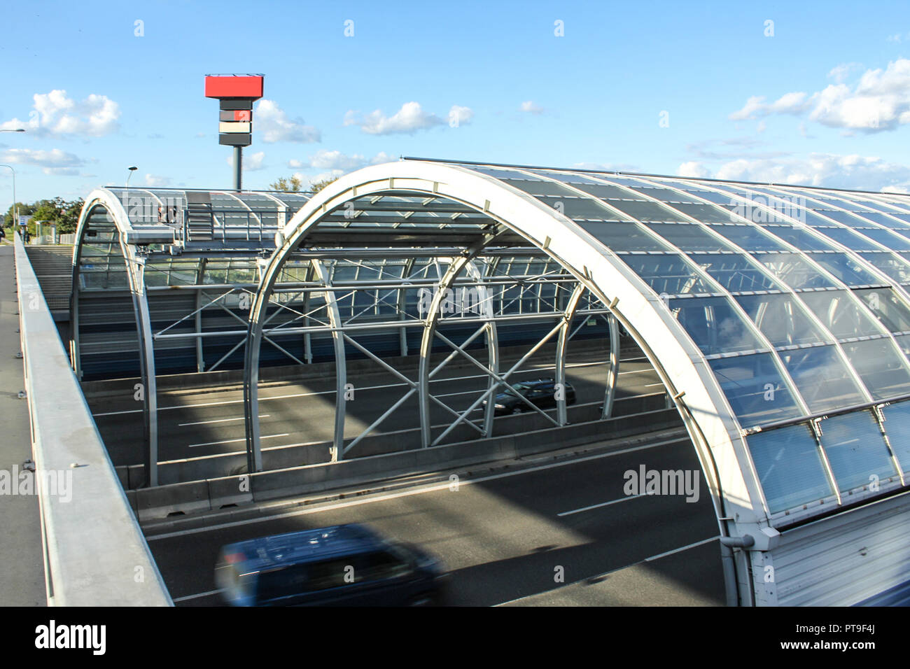 Die Straßen in der Schallschutzhaube tunneln. Struktur aus Metall und Glas. Moderne Technik in der Stadt Warschau, Polen. Stockfoto