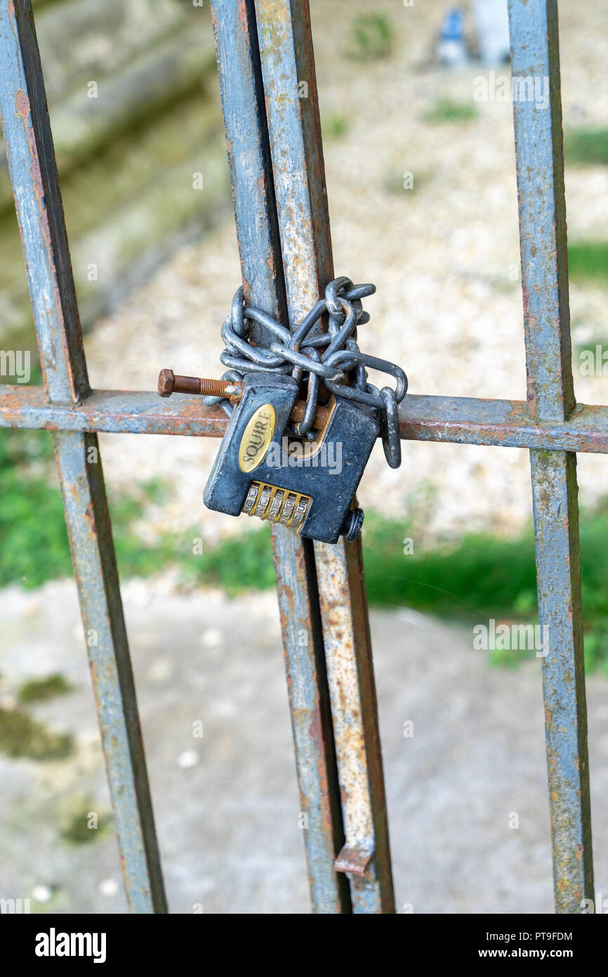 Robustes Kombi-Vorhängeschloss mit Kette auf gate Stockfoto