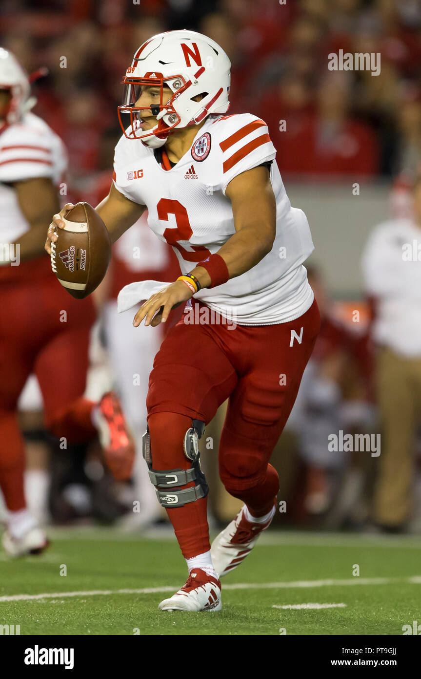 Madison, WI, USA. 6. Okt, 2018. Nebraska Cornhuskers Quarterback Adrian Martinez #2 kriecht während der NCAA Football Spiel zwischen den Nebraska Cornhuskers und die Wisconsin Badgers in Camp Randall Stadium in Madison, WI. Wisconsin besiegt Nebraska 41-24. John Fisher/CSM/Alamy leben Nachrichten Stockfoto