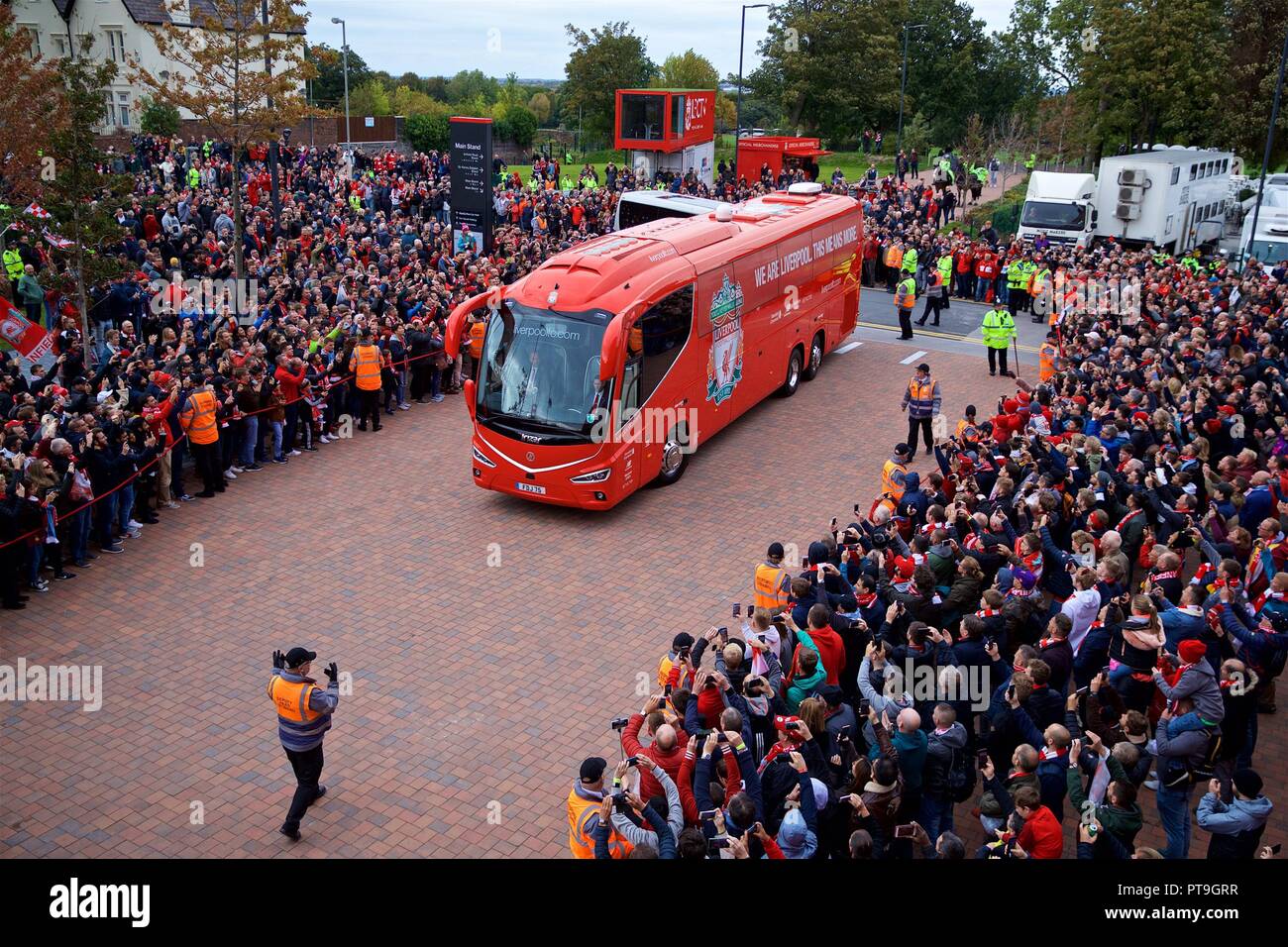 Liverpool. 8. Oktober, 2018. Unterstützer begrüßen die Liverpool Mannschaft vor der Englischen Premier League Spiel zwischen Liverpool und Manchester City bei Anfield in Liverpool, Großbritannien am 7. Oktober, 2018. Das Spiel endete mit einem 0:0-Unentschieden. Quelle: Xinhua/Alamy leben Nachrichten Stockfoto