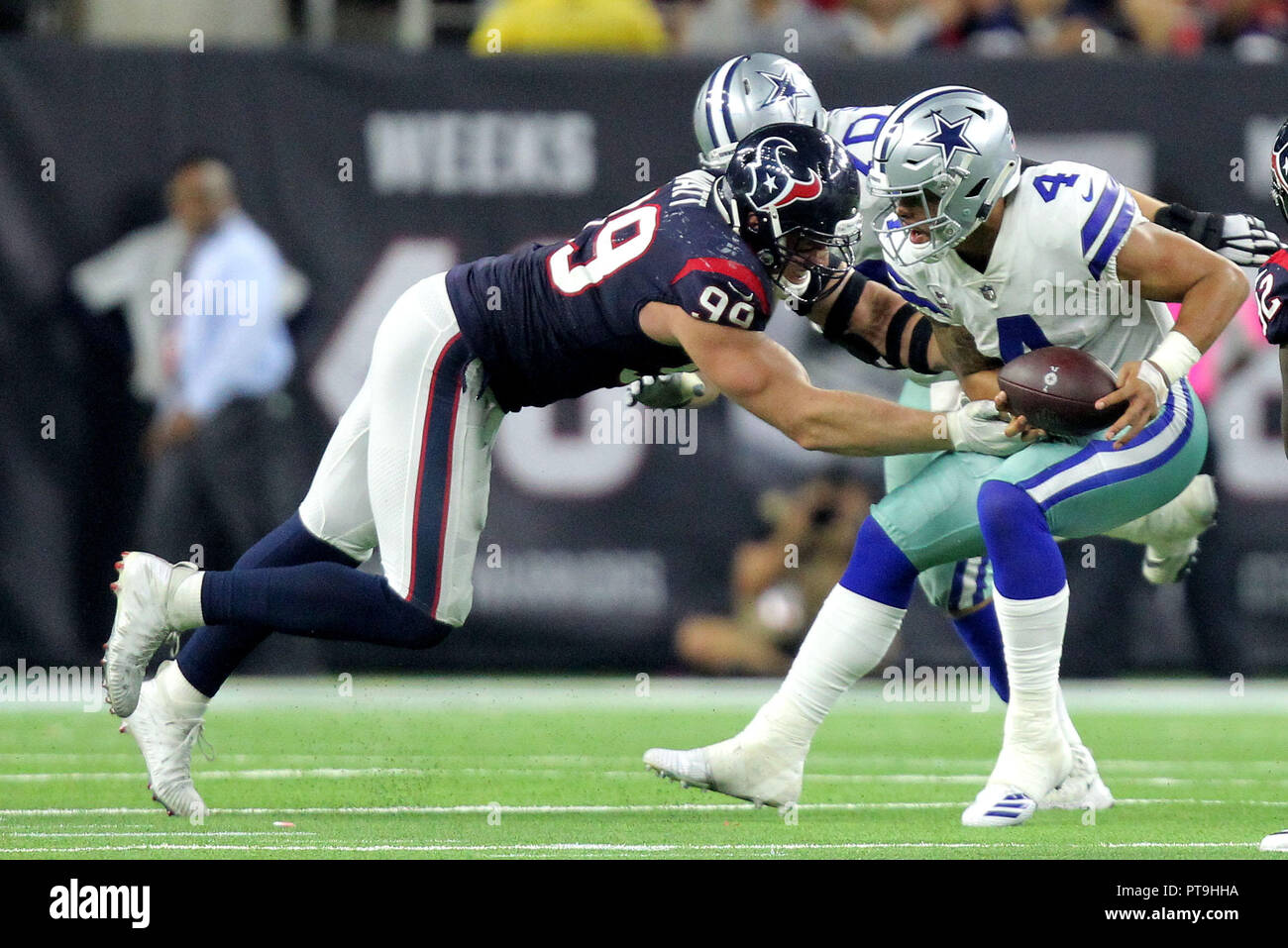 Houston, Texas, USA. 7 Okt, 2018. Houston Texans defensive Ende J.J. Watt (99) erreicht die Sack Dallas Cowboys Quarterback Dak Prescott (4) Im vierten Quartal des NFL regular season Spiel zwischen den Houston Texans und die Dallas Cowboys an NRG Stadion in Houston, TX am 7. Oktober 2018 Credit: Erik Williams/ZUMA Draht/Alamy leben Nachrichten Stockfoto