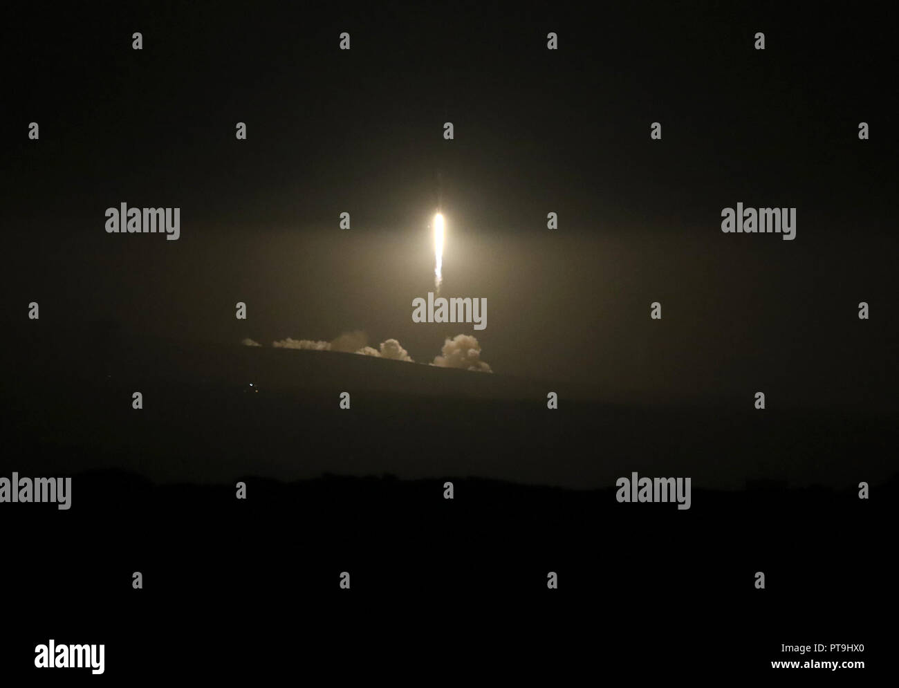 Der Vandenberg Air Force Base, USA Oktober 07, 2018 eine SpaceX Falcon 9 Rakete hebt ab mit einem argentinischen Erde - Beobachtung der Satelliten in den Weltraum und der Booster kehrt zur Erde zurück nach dem Strahlen ab Sonntag von der Vandenberg Air Force Base in Kalifornien. Credit: Daniel Dreifuss/Alamy leben Nachrichten Stockfoto