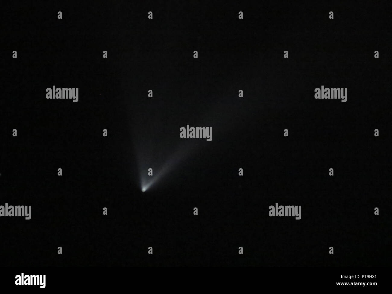 Der Vandenberg Air Force Base, USA Oktober 07, 2018 eine SpaceX Falcon 9 Rakete leuchtet der Himmel, wie es trägt eine argentinische Erde - Beobachtung der Satelliten in den Weltraum und der Booster kehrt zur Erde zurück nach dem Strahlen ab Sonntag von der Vandenberg Air Force Base in Kalifornien. Credit: Daniel Dreifuss/Alamy leben Nachrichten Stockfoto