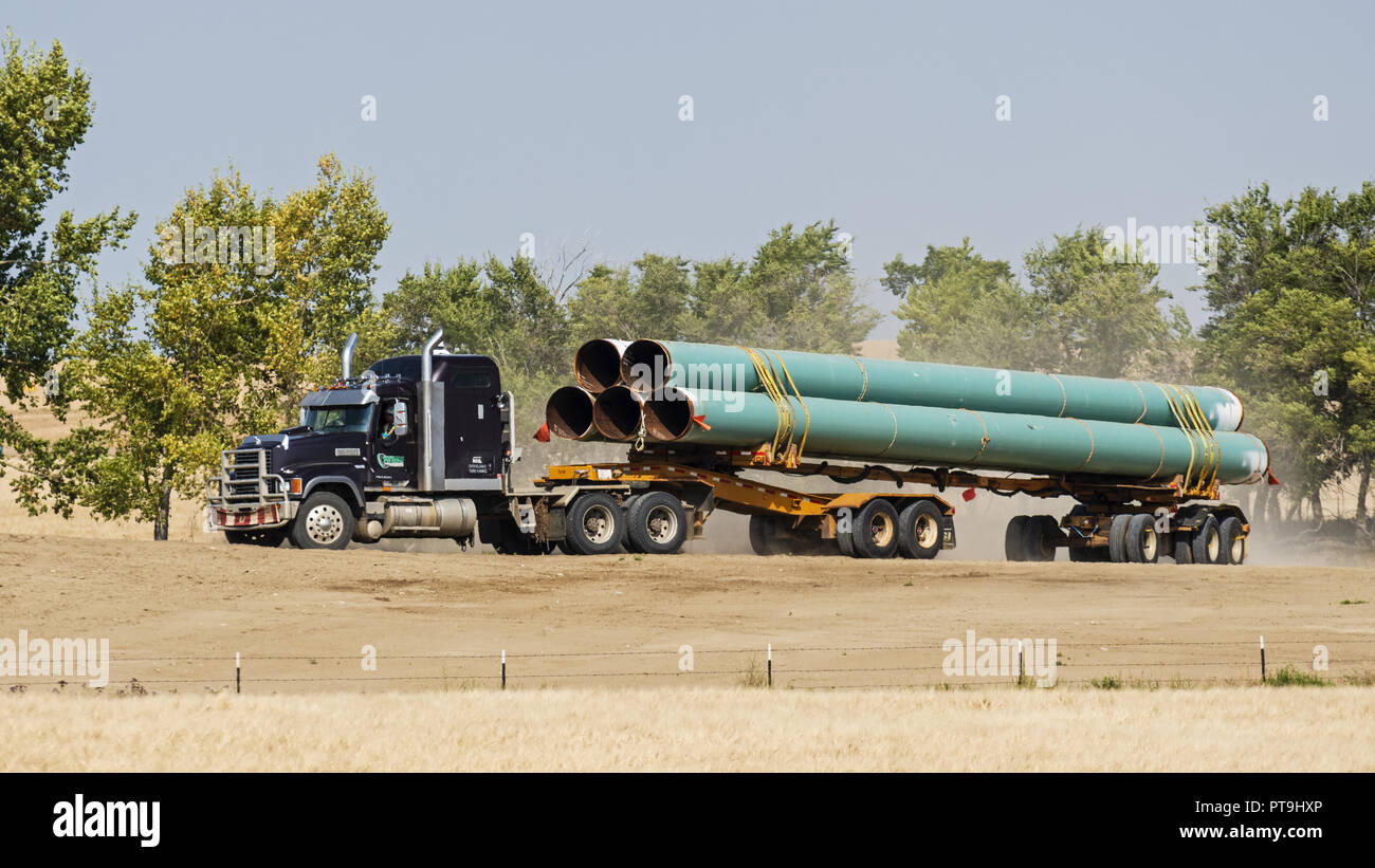 Shaunavon, Saskatchewan, Kanada. 7. Sep 2018. Stahlrohre sind von einem Sattelschlepper schleppen einen Tieflader auf ein Öl pipeline Baustelle transportiert. Credit: bayne Stanley/ZUMA Draht/Alamy leben Nachrichten Stockfoto