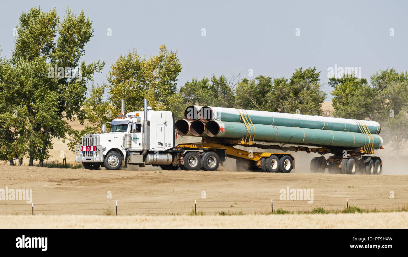 Shaunavon, Saskatchewan, Kanada. 7. Sep 2018. Stahlrohre sind von einem Sattelschlepper schleppen einen Tieflader auf ein Öl pipeline Baustelle transportiert. Credit: bayne Stanley/ZUMA Draht/Alamy leben Nachrichten Stockfoto