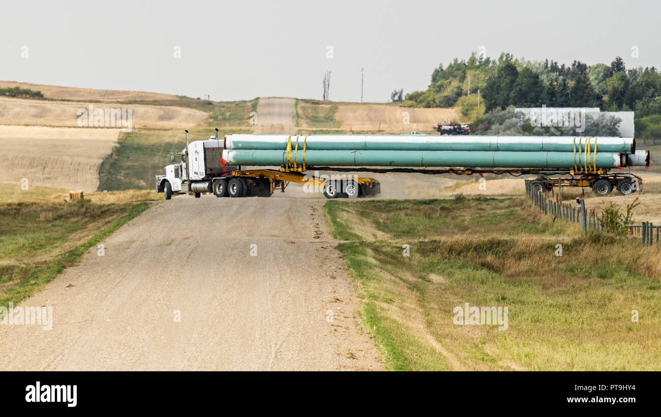 Shaunavon, Saskatchewan, Kanada. 7. Sep 2018. Stahlrohre sind von einem Sattelschlepper schleppen einen Tieflader auf ein Öl pipeline Baustelle transportiert. Credit: bayne Stanley/ZUMA Draht/Alamy leben Nachrichten Stockfoto