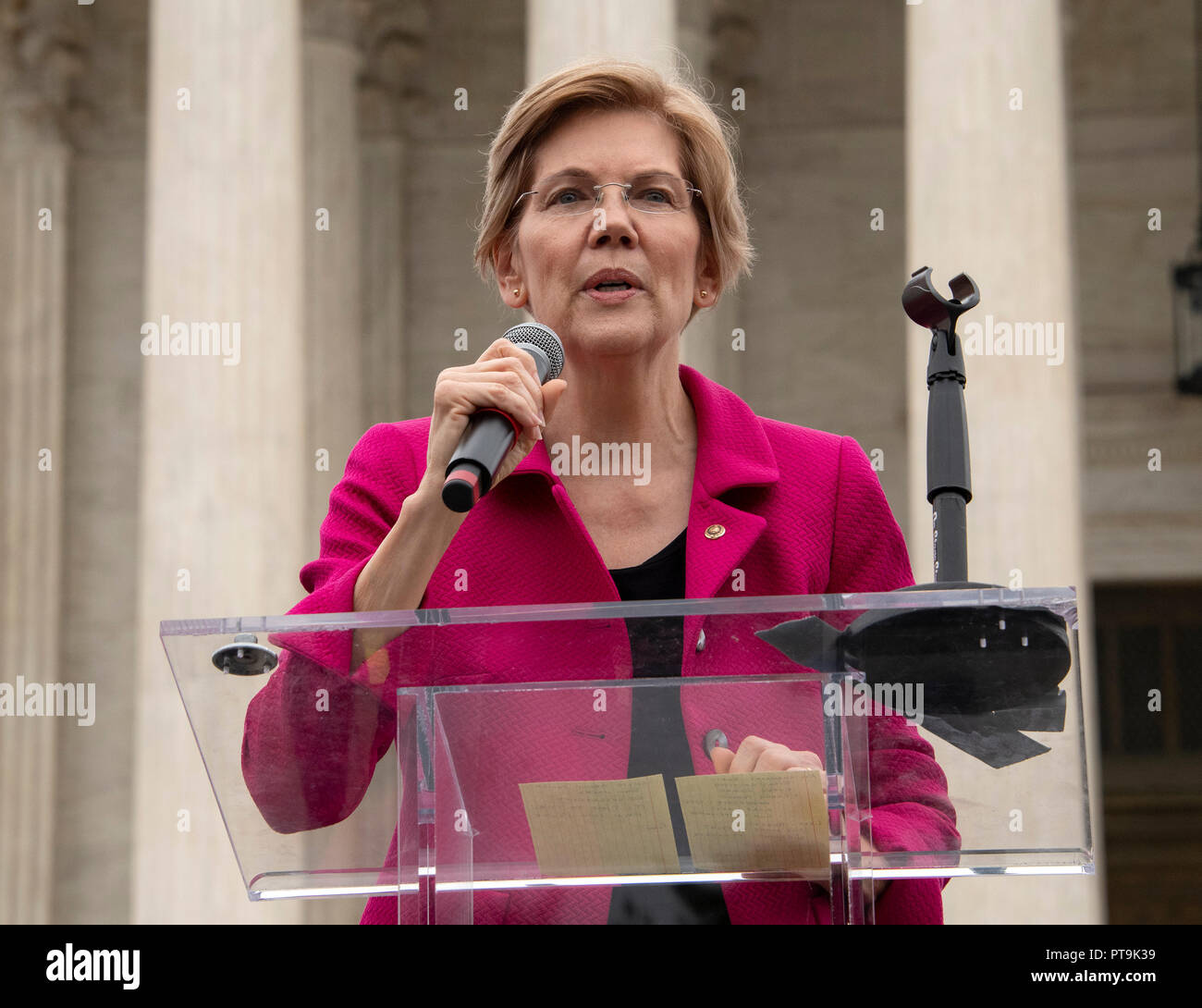 United States Senator Elizabeth Warren (Demokrat aus Massachusetts) spricht an der Anti-Kavanagh Protest außerhalb der Oberste Gerichtshof der Vereinigten Staaten in Washington, DC, wie die US-Senatoren, Aussagen über die Straße in das US Capitol am Samstag, 6. Oktober 2018 fortsetzen. Credit: Ron Sachs/CNP EINSCHRÄNKUNG: keine New York oder New Jersey Zeitungen oder Zeitschriften innerhalb eines 75-Meilen-Radius von New York City) | Verwendung weltweit Stockfoto