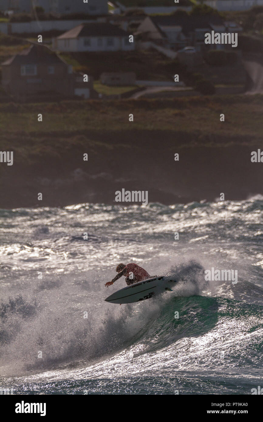 Newquay, Großbritannien. 6. Oktober 2018. Finalist und beste Manöver Sieger Reubyn Ash von Bude Spins einen Frontside Antenne 360 während das Halbfinale mit Teams aus Schottland, Wales, England und den Kanalinseln, die Schale wurde schließlich durch England gewann, mit Jay Quinn von Wales gewinnen die Men's Division und Lucy Campbell von England gewinnen die Frauen. Kredit Mike Newman/Alamy leben Nachrichten Stockfoto