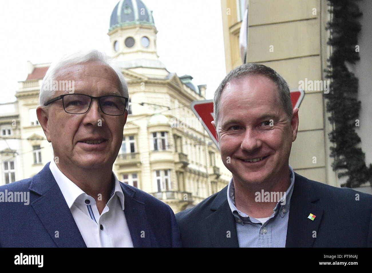 Der ehemalige Tschechische Akademie der Wissenschaften Vorsitzende Jiri Drahos, 69 (links), ein erfolgloser Präsidentschaftskandidat Senator gewählt wurde im ersten Wahlgang in der Prag 4ward, schlug Senator und Wissenschaftler Eva Sykova (ANO), Samstag, 6. Oktober 2018. Drahos wurde von rund 53 Prozent der Wähler unterstützt nach vier Fünfteln der Stimmen gezählt wurden. Drahos wurde in den Senat nominiert von den Bürgermeistern und unabhängigen Anbietern (STAN), Bewegung (Führer Petr Gazdik auf dem Foto rechts), aber er war auch von den Christdemokraten (KDU-CSL), Grünen und TOP 09 unterstützt. (CTK Photo/Roman Vondrous) Stockfoto