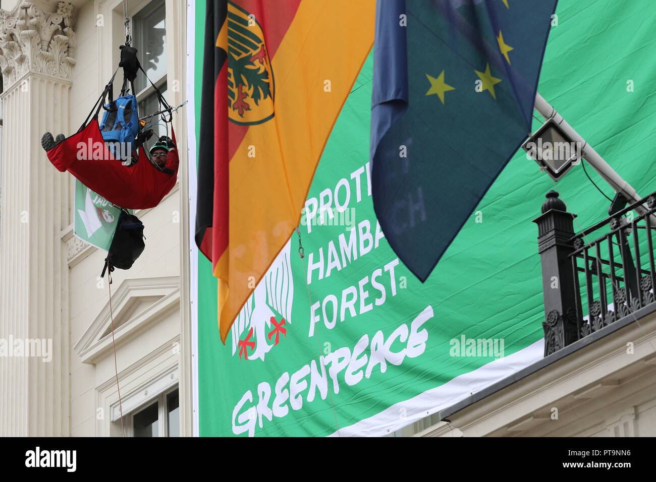 Belgrave Square, London, 8. Oktober 2018. An dem Tag, an dem UNO-Wissenschaftler ihre deutlichste Warnung noch über die Bedrohung des Klimawandels ausgegeben, fünf Greenpeace Aktivisten kletterten Gebäude der Botschaft im Herzen von Belgravia und entfaltete ein 10 x 8 Meter Banner reading "EXIT KOHLE". Die Demonstranten fordern auch Schützen" Hambach Wald", eine fortwährende Debatte über die mögliche Zerstörung der Hambacher Forst durch Tagebau Bergbau, dass die Schlagzeilen seit mehreren Wochen gemacht hat. Credit: Imageplotter Nachrichten und Sport/Alamy leben Nachrichten Stockfoto