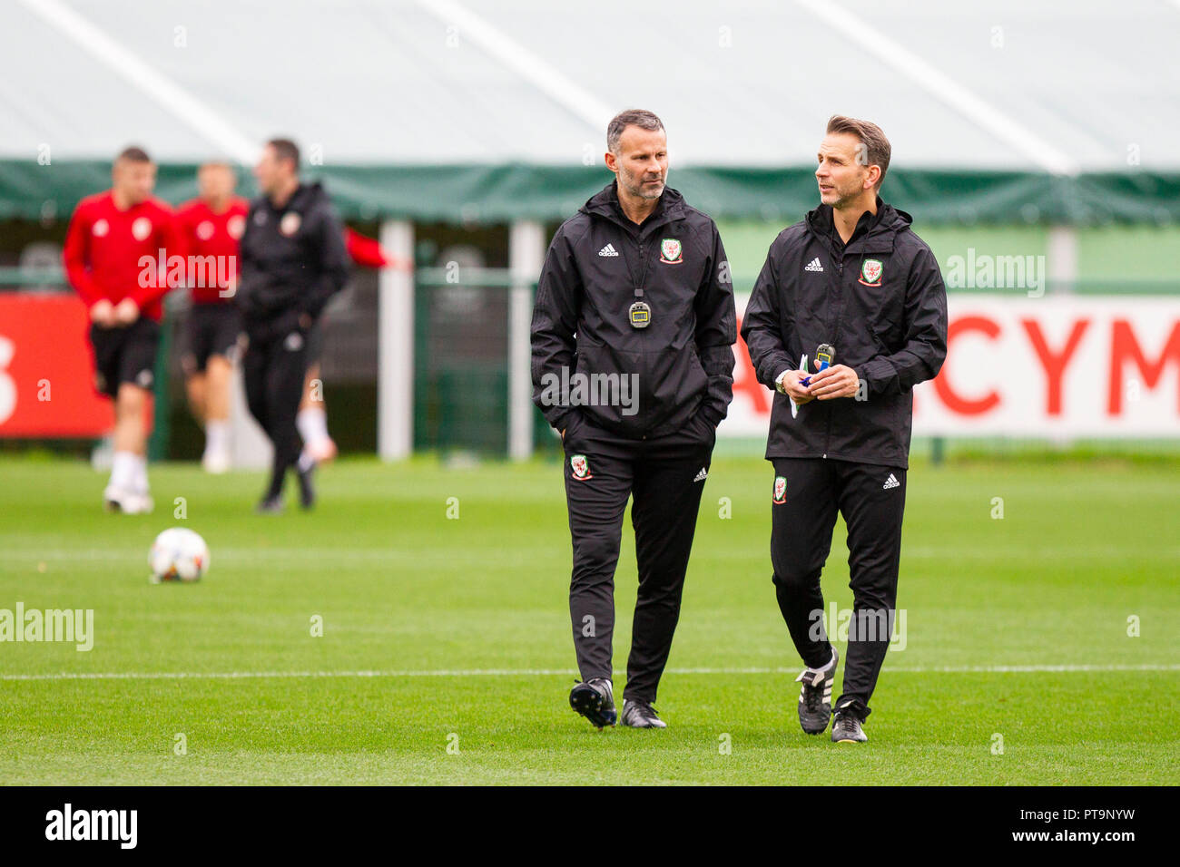 photo Ryan Giggs Wales National Team https www alamy de hensol wales uk 8 oktober 2018 team manager ryan giggs im gesprach mit trainer albert stuivenberg in wales national team training vor der internationalen herausforderung spiel gegen spanien und der uefa nationen liga match gegen irland credit mark hawkinsalamy leben nachrichten image221490973 html
