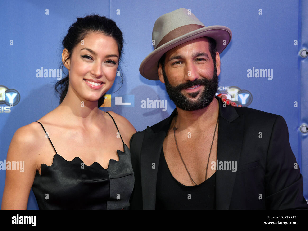 07 Oktober 2018, Nordrhein-Westfalen, Köln: Die moderatorin Rebecca Mir und der Tänzer Massimo Sinato der Deutschen Comedy Award 2018 kommen. Foto: Henning Kaiser/dpa Stockfoto