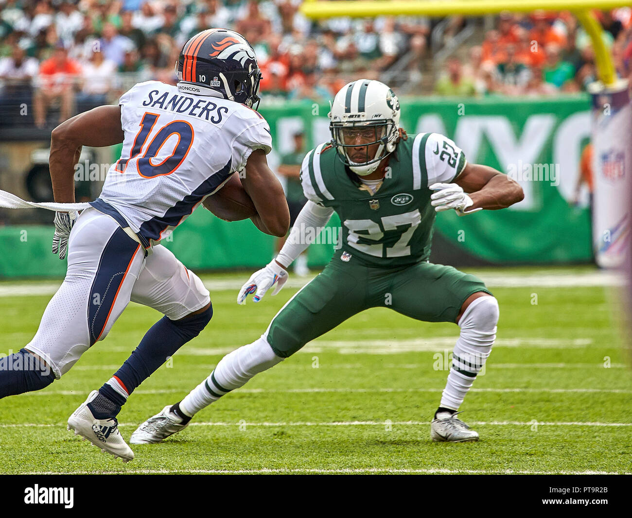 Oktober 8, 2018 - East Rutherford, New Jersey, USA - New York Jets cornerback Darryl Roberts (27) schaut auf eine über die Denver Broncos wide receiver Emmanuel Sanders (10) Während ein NFL Spiel zwischen die Denver Broncos und die New York Jets an MetLife Stadium in East Rutherford, New Jersey. Die Düsen besiegt die Broncos 34-16. Duncan Williams/CSM Stockfoto