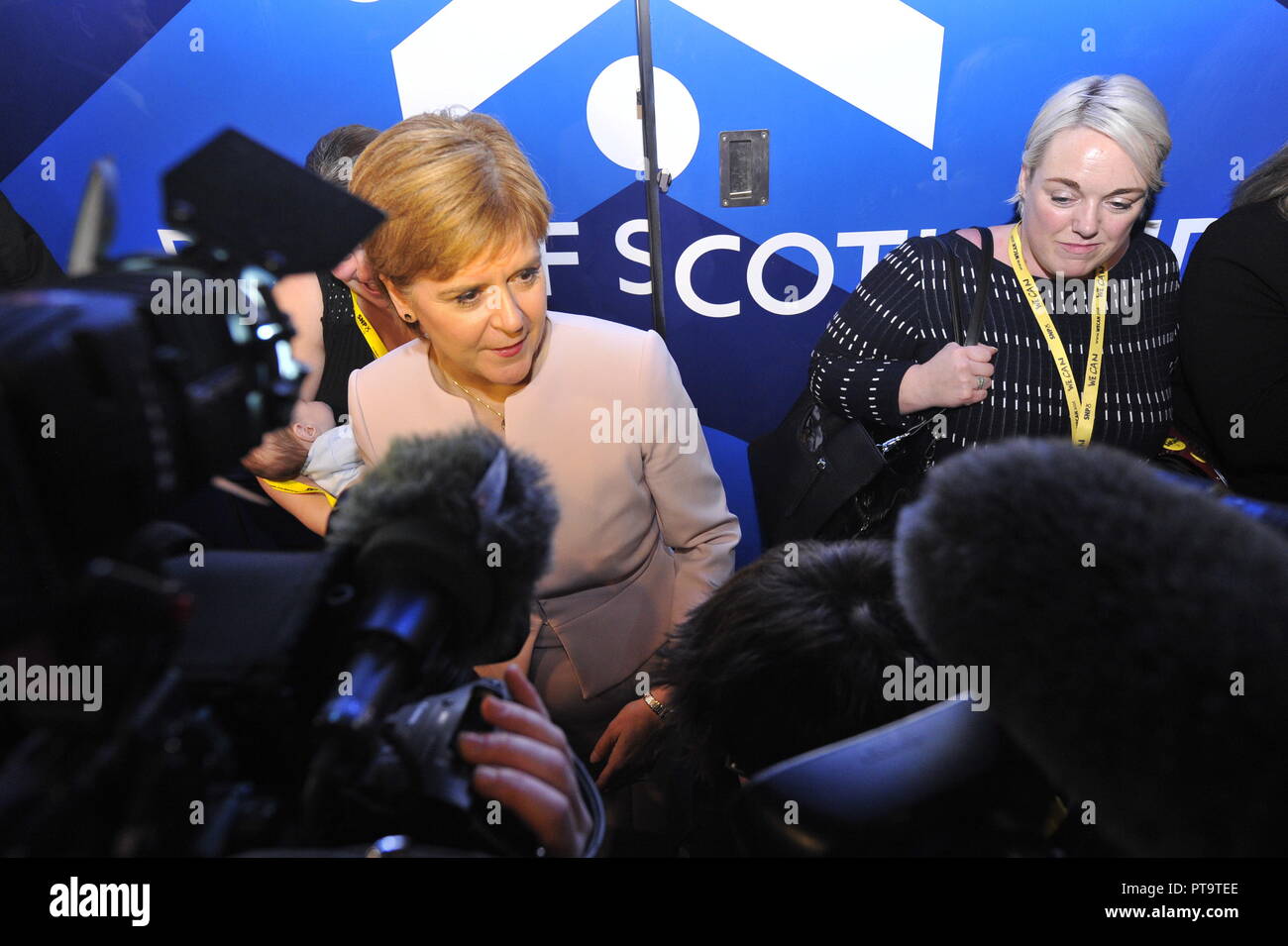 Glasgow, UK. 8. Okt 2018. Nicola Sturgeon MSP - Erster Minister und Führer der Schottischen Nationalpartei SNP, jährliche nationale Konferenz SECC. Credit: Colin Fisher/Alamy leben Nachrichten Stockfoto