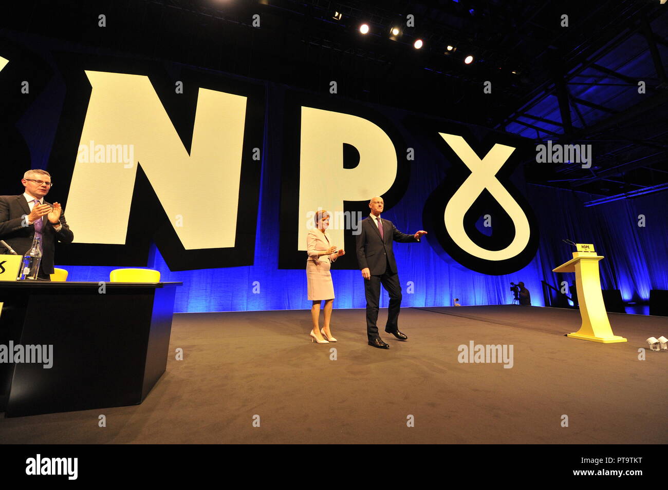 Glasgow, UK. 8. Okt 2018. Erster Minister Nicola Sturgeon & John Swinney MSP - Stellvertretender Erster Minister und Cabinet Minister für Bildung und Qualifikationen bei der Konferenz in Glasgow SECC. Credit: Colin Fisher/Alamy leben Nachrichten Stockfoto