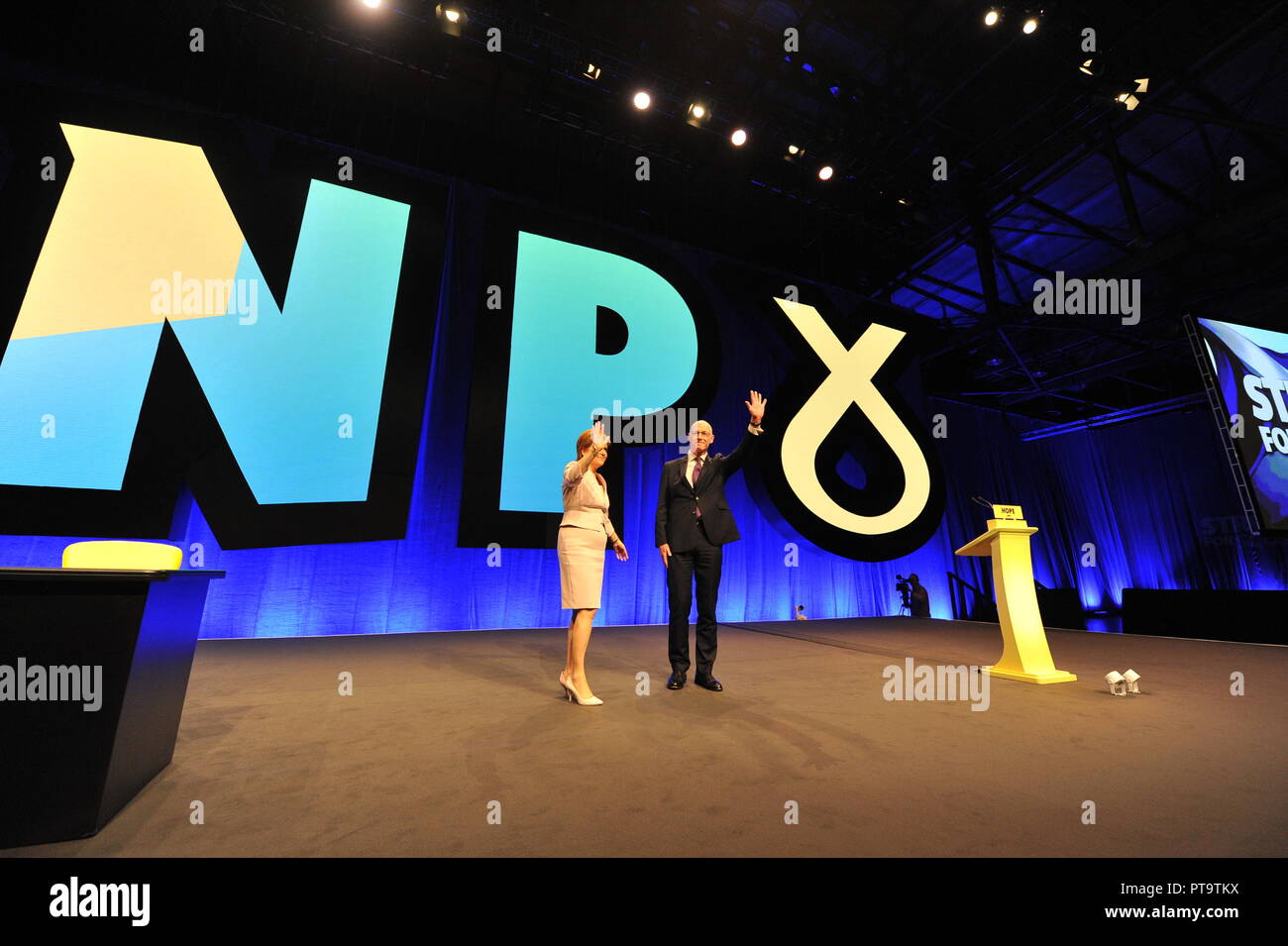 Glasgow, UK. 8. Okt 2018. Erster Minister Nicola Sturgeon & John Swinney MSP - Stellvertretender Erster Minister und Cabinet Minister für Bildung und Qualifikationen bei der Konferenz in Glasgow SECC. Credit: Colin Fisher/Alamy leben Nachrichten Stockfoto