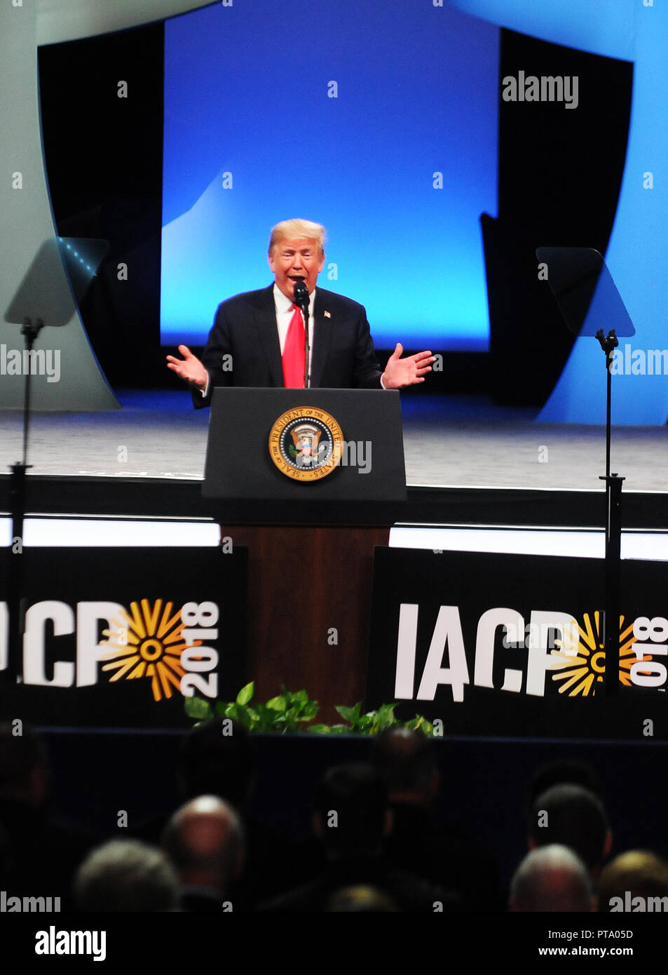 Orlando, USA. Oktober 8, 2018 - Orlando, Florida, USA - der US-Präsident Donald Trump Adressen Teilnehmer an der Internationalen Vereinigung der Polizeichefs der Jahrestagung am 8. Oktober 2018 im Orange County Convention Center in Orlando, Florida. (Paul Hennessy/Alamy) Credit: Paul Hennessy/Alamy leben Nachrichten Stockfoto