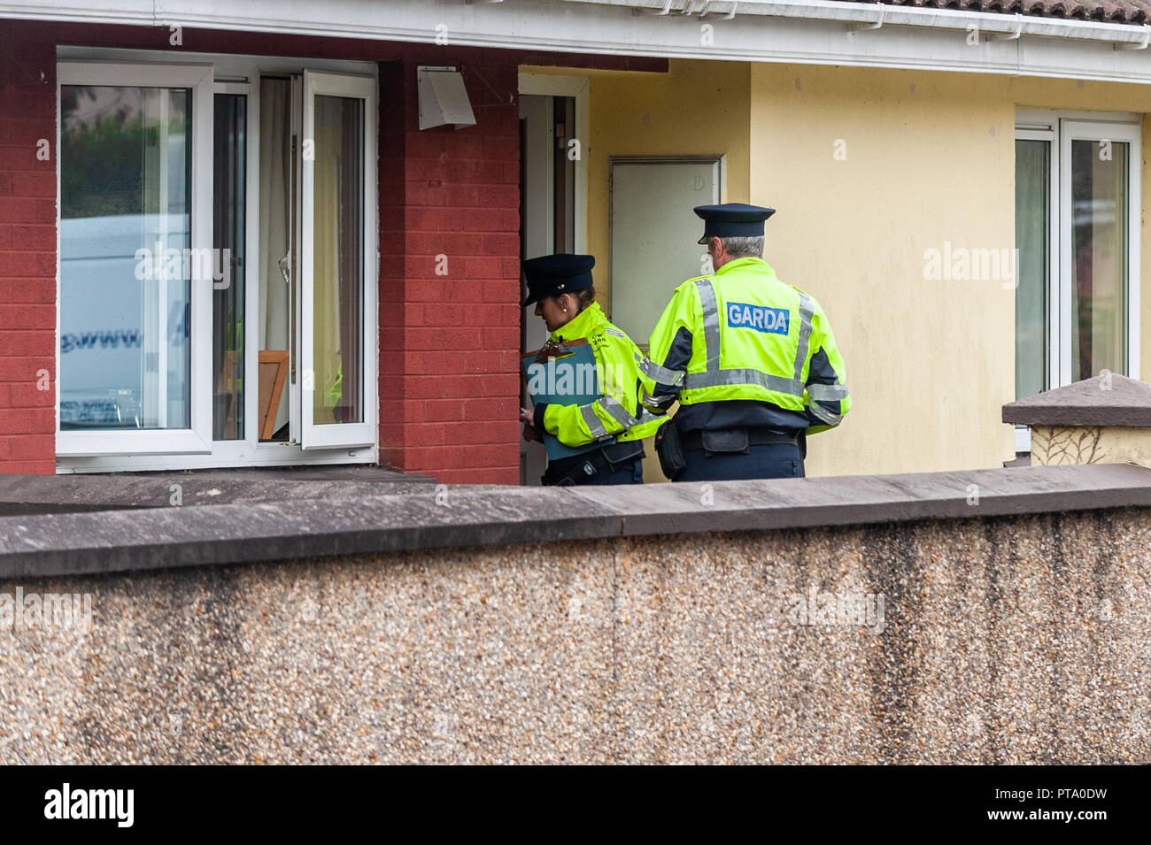 Macroom, West Cork, Irland. 8th Oktober 2018. Im Rahmen der Ermittlungen zum Mord an dem 44-jährigen Timmy Foley führt Gardai Haus-zu-Haus-Ermittlungen durch. Quelle: AG News/Alamy Live News Stockfoto