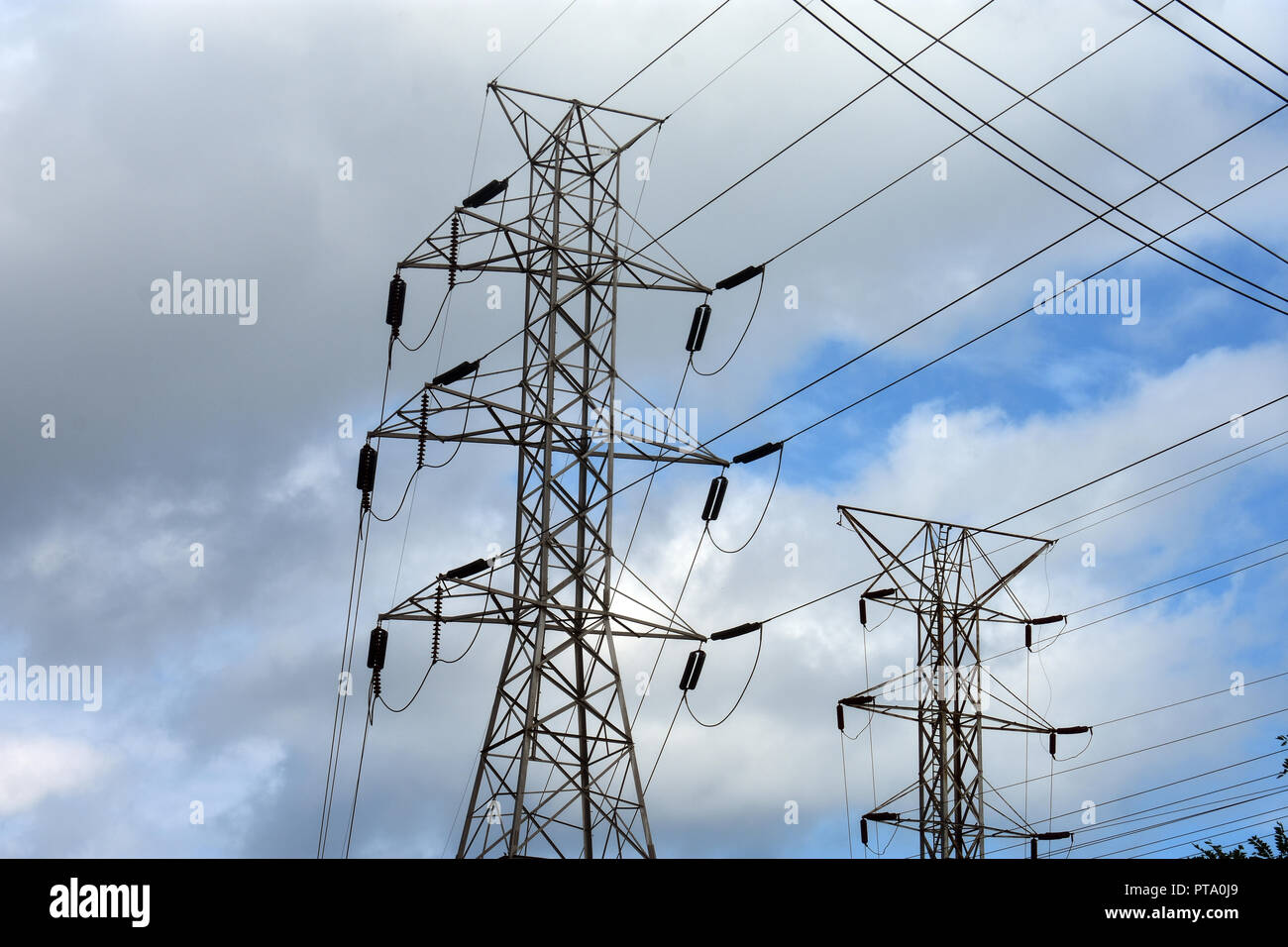 Hohe Spannung elektrische Power Tower und Kabel auf einem leicht bewölkt Tag Stockfoto