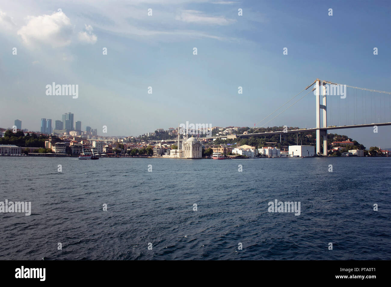 Blick auf alte, historische Ortaköy Moschee von Bosporus, der Brücke und der europäischen Seite von Istanbul. Stockfoto