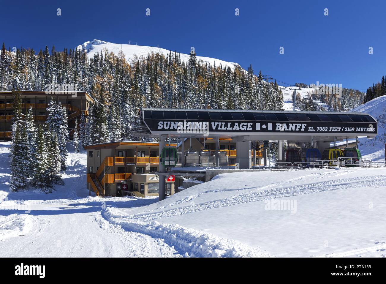 Sunshine Village Skigebiet Terminal Building Ski Resort Complex Lodge nach Schneefall in der frühen Saison im Banff National Park, Canadian Rocky Mountains Stockfoto