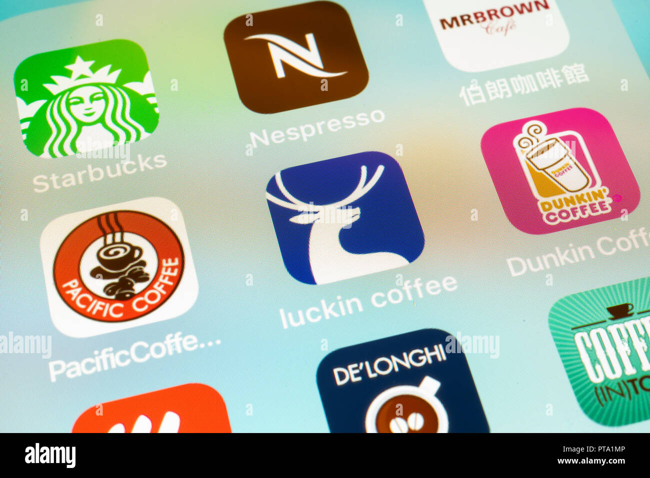 Vom 6. Oktober 2018, Wuhan China: Mehrere/apps Symbole auf einem iphone bildschirm closeup mit Luckin/Logo in der Mitte Stockfoto