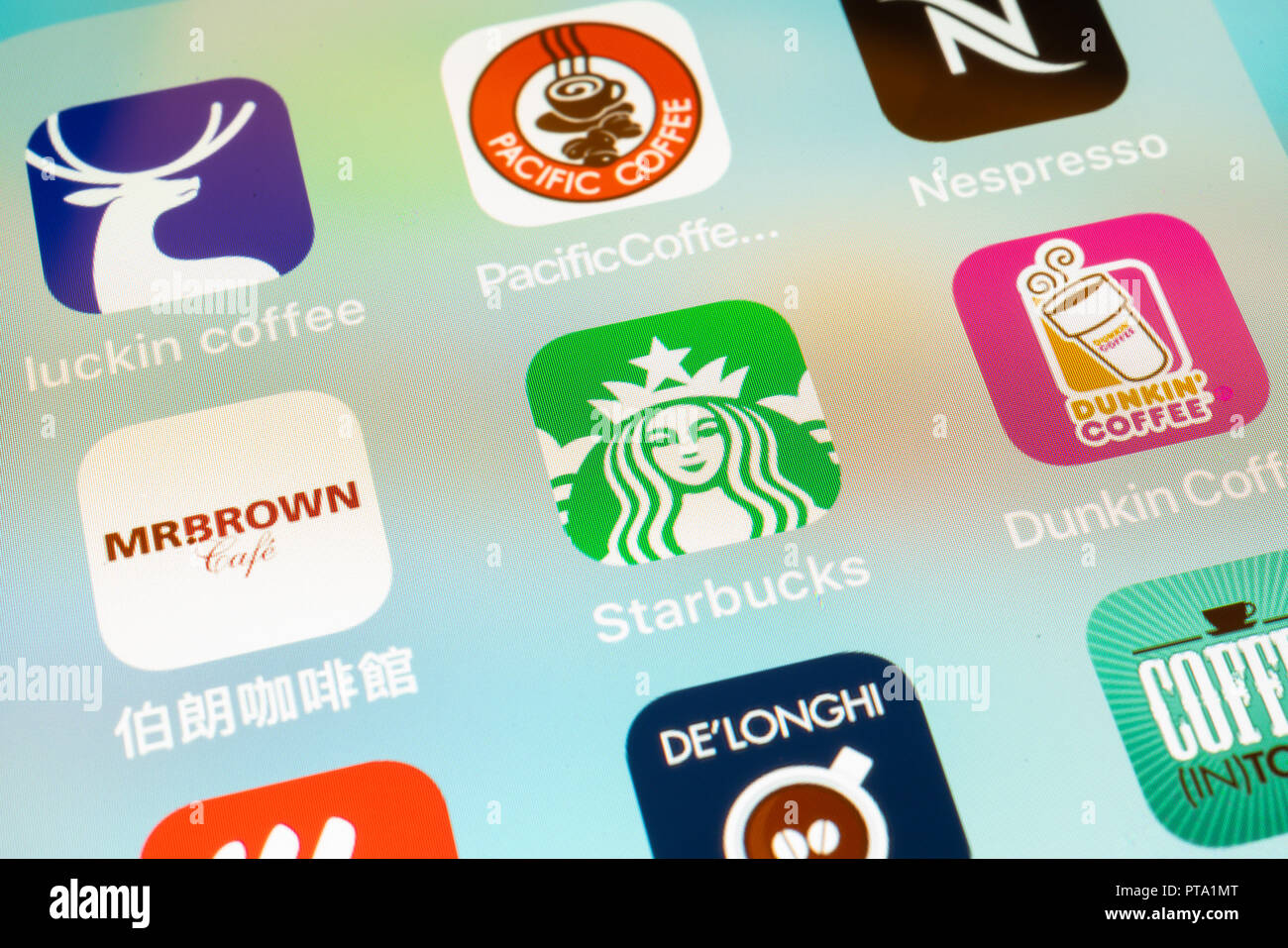 Vom 6. Oktober 2018, Wuhan China: Mehrere/apps Symbole auf einem iphone bildschirm closeup mit Starbucks-kaffee Logo in der Mitte Stockfoto