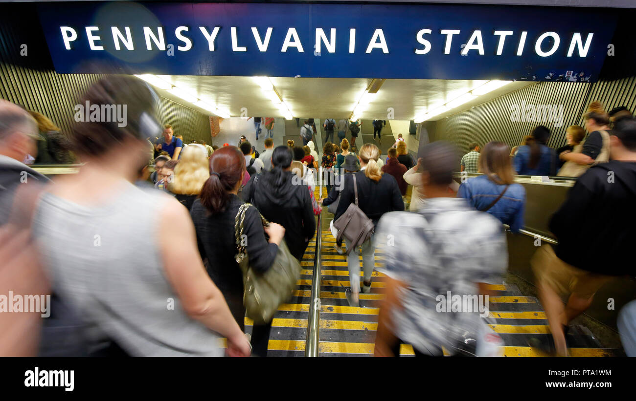 Ein Bewegungsunschärfe von Pendlern, die während der täglichen abendlichen Hauptverkehrszeit in New York, NY, in die Eingeweide der Penn Station hinabsteigen. Stockfoto
