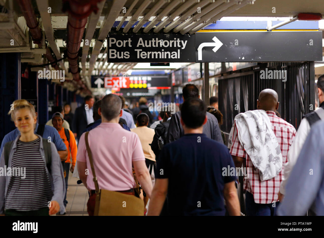 Menschen gehen durch die U-Bahn-Station 42nd Street-Times Square Stockfoto