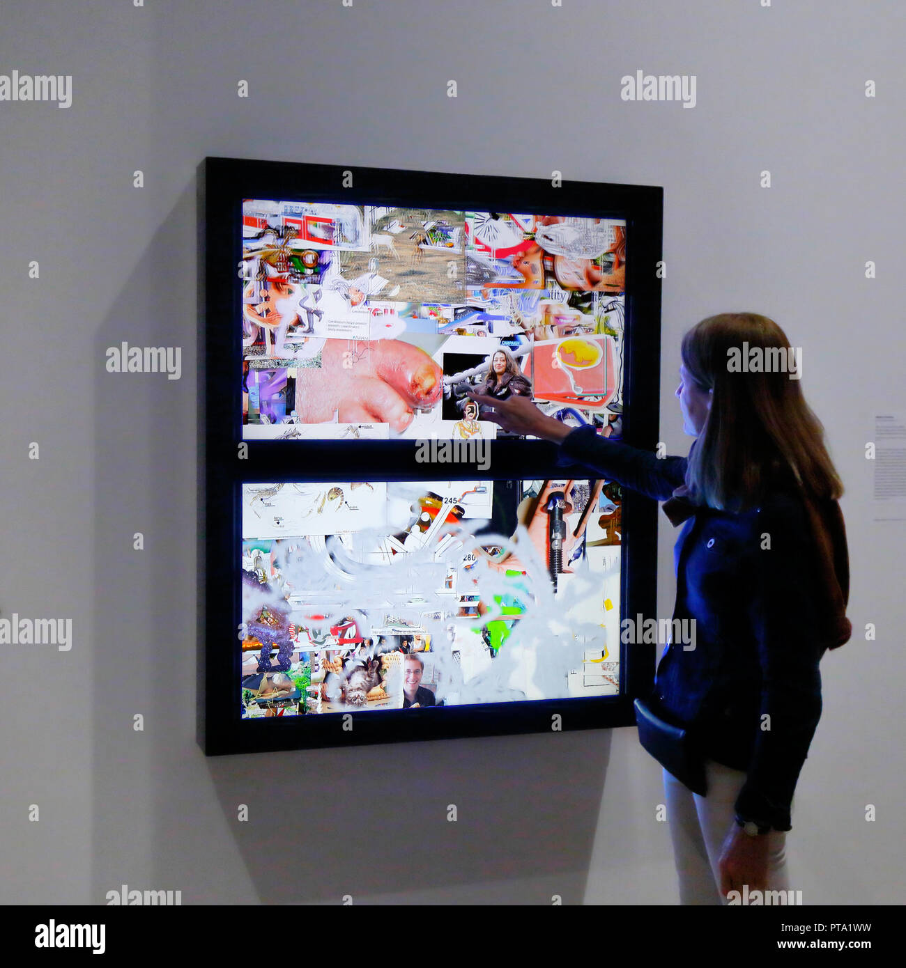 Ein Besucher interagiert mit dem digitalen Kunstwerk 'New York Doppel-hung" durch Siebren Versteeg, im Whitney Museum der amerikanischen kunst Stockfoto