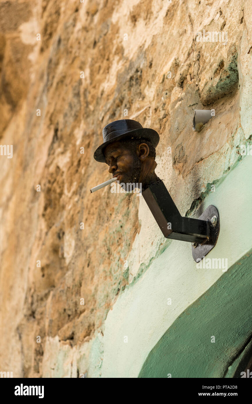 Kleiner Kopf Statue über einen Sturz Stockfoto Kleiner Kopf Statue über einen Sturz Stockfoto