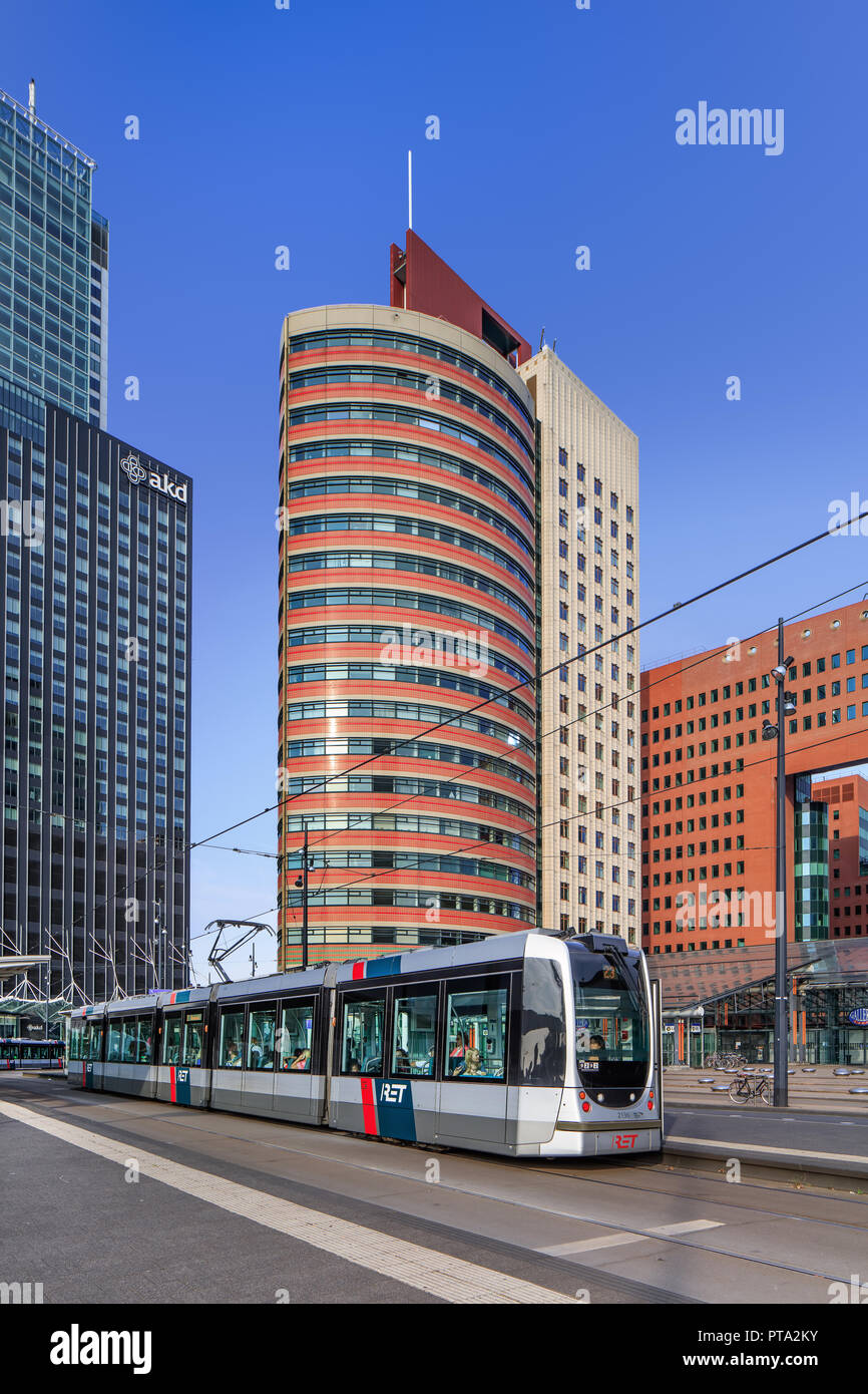 Moderne Bürogebäude am Kop van Zuid. Diese relativ neuen Bereich am südlichen Ufer der Maas ist für seine ikonische moderne Architektur bekannt. Stockfoto