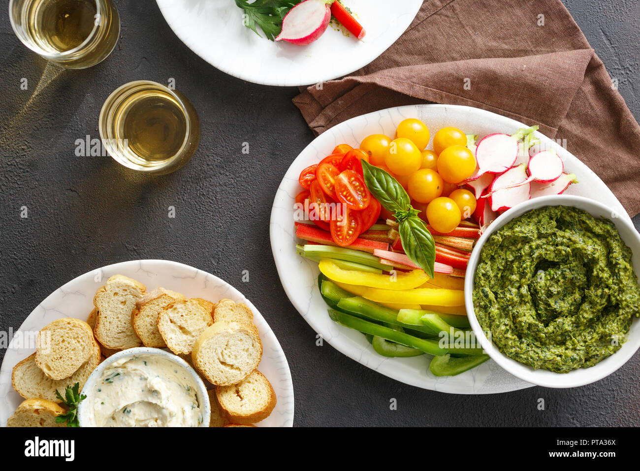 Verschiedene Gemüse Snacks für Wein auf dunklem Hintergrund der Ansicht von oben Stockfoto