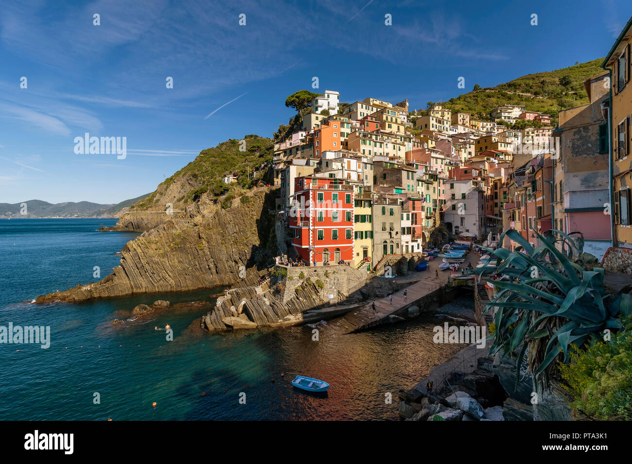 Schöne Aussicht von Riomaggiore im Morgenlicht, Cinque Terre, Ligurien, Italien Stockfoto