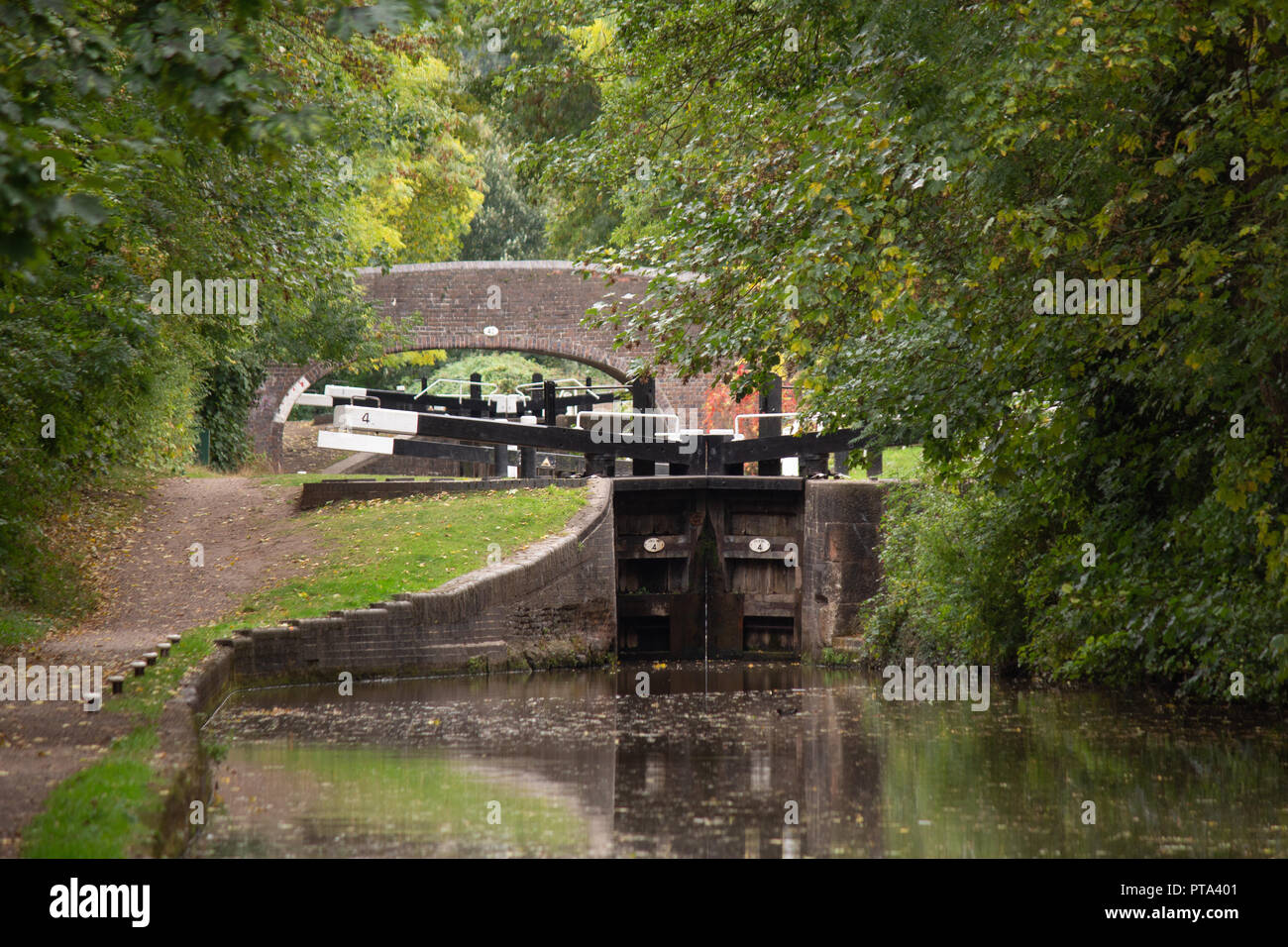 Der Coventry Canal in Atherstone, North Warwickshire, England. Eine Verriegelung und leinpfad in der Nähe des Stadtzentrums. Stockfoto