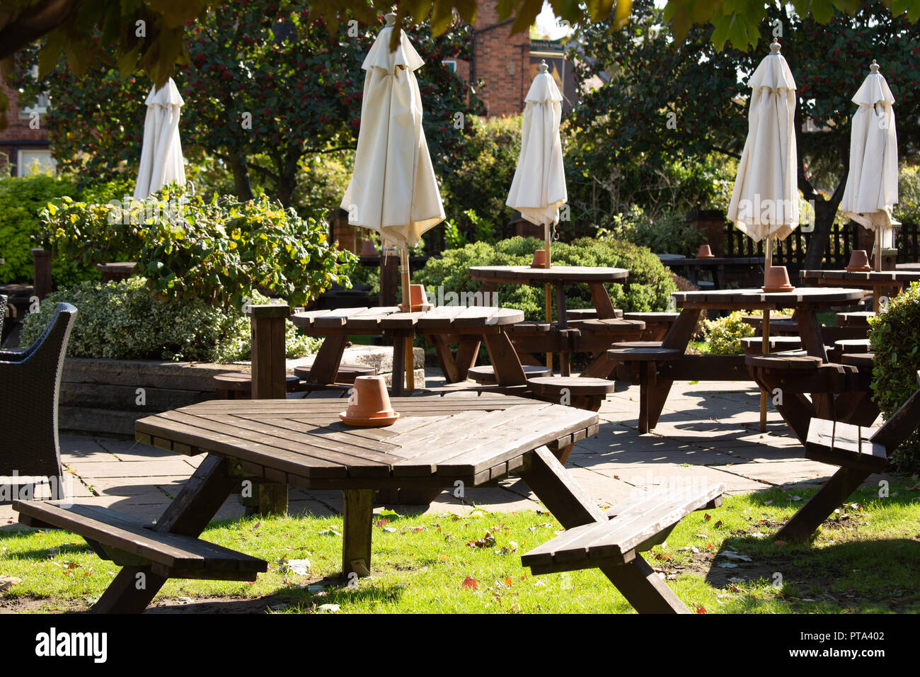 Leere Tische draußen ein Pub Restaurant in Stratford-upon-Avon, Warwickshire. Stockfoto