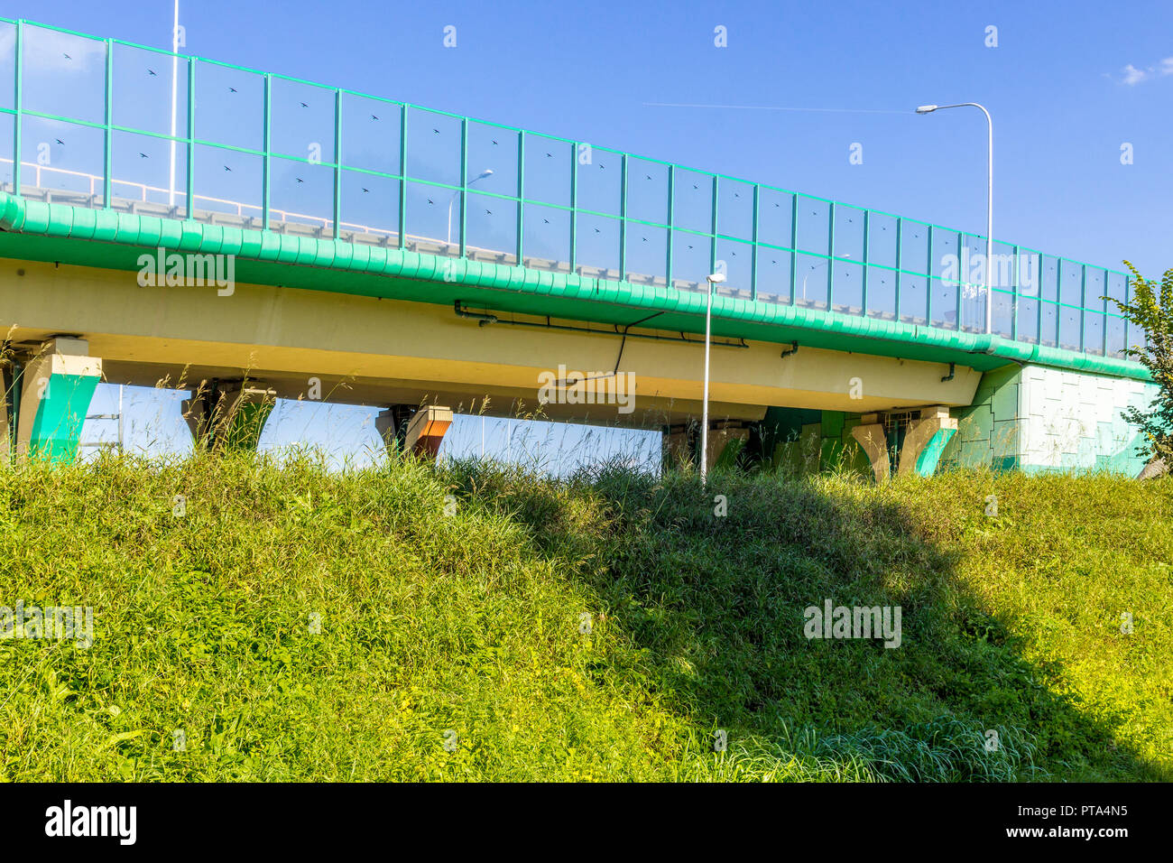 Schallabsorbierende Bildschirme auf der Autobahn und in der Überführung und grünes Gras auf der Piste. Metallrahmen mit Glas gefüllt. Moderne Technologie in Warschau, Polen. Stockfoto