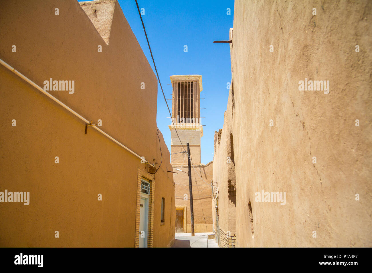 Typische Windturm aus Ton in den Straßen von Yazd, Iran übernommen. Diese Türme, zur Kühlung von Gebäuden in der Wüste, sind ein Symbol der Pro Stockfoto