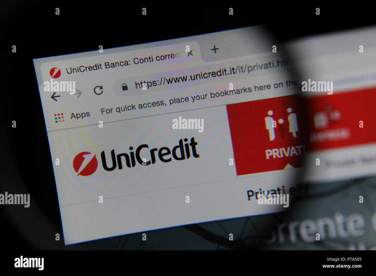 UniCredit Website durch ein Vergrößerungsglas gesehen Stockfoto